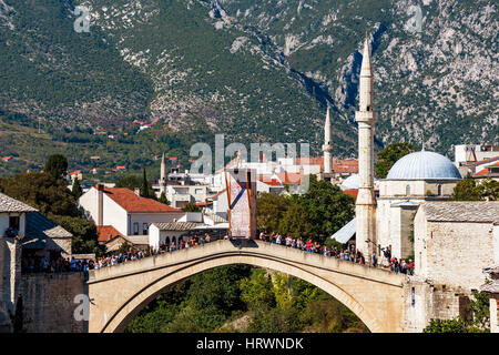 MOSTAR, Bosnien und Herzegowina - SEPTEMBER 23: Ansicht von Stari Most Brücke und Red Bull-Sprungturm, ein berühmter Ort für Taucher kommen und d Stockfoto