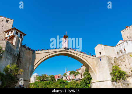 MOSTAR, Bosnien und Herzegowina - 23 SEPTEMBER: Stari Most Brücke und alte Atchitecture mit Red Bull Taucher, Tauchen am 23. September 2016 in M Stockfoto