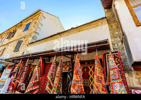 MOSTAR, Bosnien und Herzegowina - 23 SEPTEMBER: Dies ist ein Geschäft, das persisch-orientalische Stil Teppiche in Mostar Altstadt am 23. September 2016 in den meisten Stockfoto