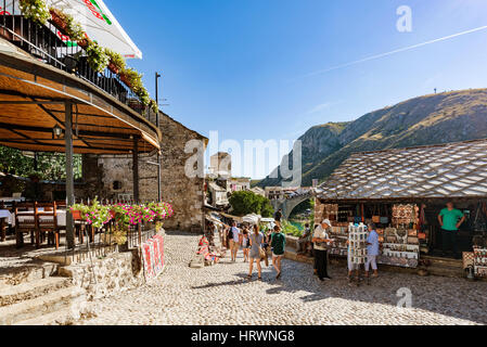 MOSTAR, Bosnien und Herzegowina - 23 SEPTEMBER: Dies ist eine Straße in der Altstadt von Mostar mit Souvenirläden und Cafés am 23. September 2016 in Mostar Stockfoto