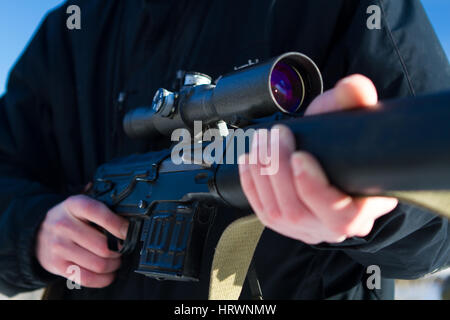 Soldat oder Sniper Gewehr mit virtuellen Leinwand halten und mit dem Ziel in Wald Stockfoto