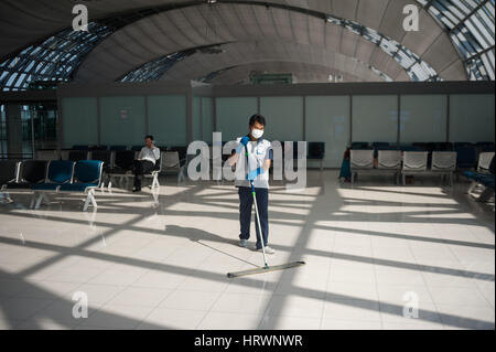 25.01.2017, Bangkok, Thailand, Asien - Reinigungskraft wischt den Boden im Wartebereich am Flughafen Suvarnabhumi in Bangkok. Stockfoto