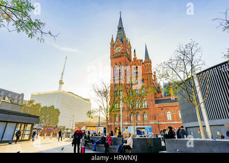 LONDON, Vereinigtes Königreich - 31 Oktober: Dies ist öffentliche Sitzbereich vor Kings Cross St Pancras Bahnhof am 31. Oktober 2016 in London Stockfoto