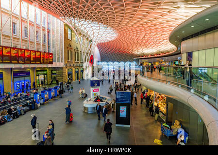 LONDON, Vereinigtes Königreich - 31 Oktober: Dies ist das Innere der Kings Cross Station, wo Passagiere kommen um die Abfahrts- und Ankunftszeiten Board on Okt Stockfoto