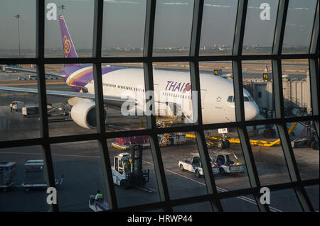 08.02.2017, Bangkok, Thailand, Asien - A Thai Airways Passagierflugzeug auf ein Tor am Flughafen Bangkok Suvarnabhumi geparkt wird. Stockfoto