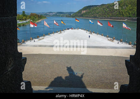 Koblenz, Deutschland, 22. April 2015: Deutsches Eck, Deutsches Eck, ist der Name einer Landzunge in Koblenz, wo die Mosel Rhein verbindet. Stockfoto