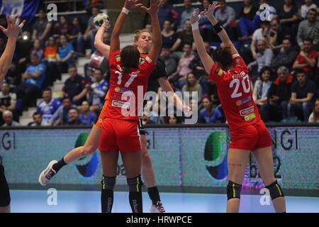 Bukarest, Rumänien. 3. März 2017. Frauen EHF Champions League 2016 / 17, CSM Bukarest Vs RK Krim Mercator Handball spielen. Bildnachweis: Gabriel Petrescu/Alamy Live-Nachrichten Stockfoto