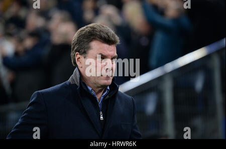 Hamburg, Deutschland. 1. März 2017. Gladbach Trainer Dieter Hecking vor dem DFB-Pokal-Viertelfinale match zwischen Hamburger SV und Borussia Moenchengladbach im Volksparkstadion in Hamburg, Deutschland, 1. März 2017. Foto: Daniel Reinhardt/Dpa/Alamy Live News Stockfoto