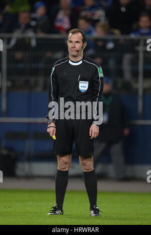 Hamburg, Deutschland. 1. März 2017. Schiedsrichter Marco Fritz während der DFB-Pokal-Viertelfinale match zwischen Hamburger SV und Borussia Moenchengladbach im Volksparkstadion in Hamburg, Deutschland, 1. März 2017. Foto: Daniel Reinhardt/Dpa/Alamy Live News Stockfoto