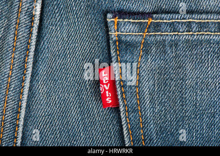 BANGKOK, THAILAND - 9. Dezember 2014: Nahaufnahme von LEVI'S red Label auf der hinteren Tasche Denim Jeans. LEVI'S ist ein Markenname von Levi Strauss &amp; Co., gegründet 1853. Stockfoto