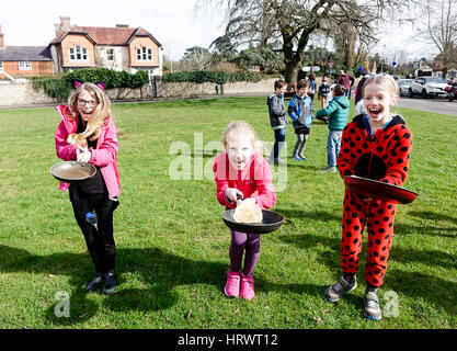 Elstead Road, Elstead. 4. März 2017. Pfannkuchen-Rennen fand heute im Anschluss an Faschingsdienstag Anfang dieser Woche. Pfannkuchen Sie-Rennen in Elstead, in der Nähe von Godalming, Surrey. Bildnachweis: James Jagger/Alamy Live News Stockfoto