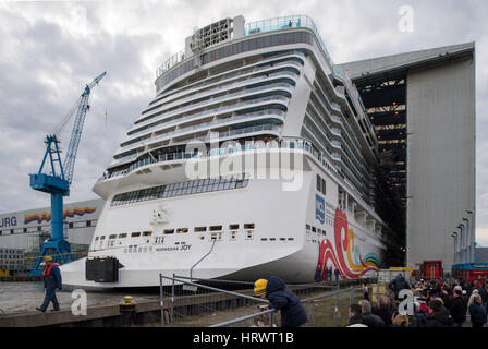 Die neue 334 Meter langen Kreuzfahrtschiff "Norwegian Freude" verlassen den Bau der Meyer Werft in Papenburg, Deutschland, 4. März 2017 andocken. Das riesige Schiff soll un fixiert und zum Pier Ausrüstung genommen werden. "Norwegische Freude" ist das größte Schiff, das jemals auf der Meyer Werft gebaut und die weltweit viertgrößte Passagierschiff. Am Ende des März wird der Neubau für die US-Reederei "Norwegian Cruise Line" auf der schmalen EMS zur Nordsee übertragen. Foto: Ingo Wagner/dpa Stockfoto