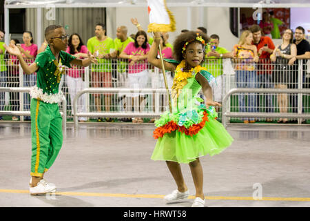 São Paulo, São Paulo, Brasilien. 3. März 2017. Mitglieder der Independente Tricolor Sambaschule Paraden in Anhembi Sambadrome, während die Gewinner der 2017 Karneval von Sao Paulo, Brasilien. Bildnachweis: Paulo Lopes/ZUMA Draht/Alamy Live-Nachrichten Stockfoto
