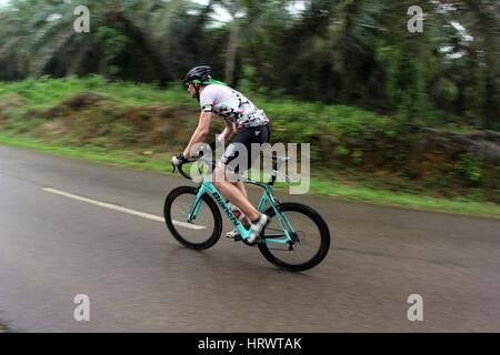 Bintan, Riau-Inseln, Indonesien. 4. März 2017. BINTAN ISLAND, Indonesien - März 04: Fahrer während 2017 Tour de Bintan, am 4. März 2017 in Bintan Island, Indonesien konkurrieren. Tour de Bintan gefolgt von 1000 Teilnehmer aus 40 Ländern. Bildnachweis: Sijori Bilder/ZUMA Draht/Alamy Live-Nachrichten Stockfoto