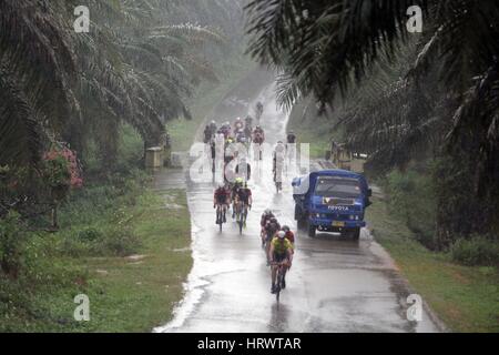 Bintan, Riau-Inseln, Indonesien. 4. März 2017. BINTAN ISLAND, Indonesien - März 04: Fahrer während 2017 Tour de Bintan, am 4. März 2017 in Bintan Island, Indonesien konkurrieren. Tour de Bintan gefolgt von 1000 Teilnehmer aus 40 Ländern. Bildnachweis: Sijori Bilder/ZUMA Draht/Alamy Live-Nachrichten Stockfoto