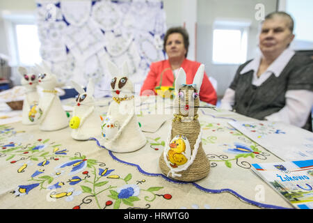 Zukowo, Polen. 4. März 2017. Traditionelle kaschubische Stickerei ist auf 4. März 2017 in Zukowo, Polen zu sehen. Die Bauern Ehefrauen Verbände aus der Kaschubei Region konkurrieren, macht bessere Osterkuchen und Gerichte, regionale kaschubische Stickerei und Ostern Ornamente und Dekorationen Credit: Michal Fludra/Alamy Live News Stockfoto