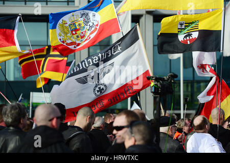 Berlin, Deutschland. 4. März 2017. Rechtsextremisten sammeln für eine Demonstration unter dem Motto "Merkel Muss Weg" ("Merkel muss gehen") in Berlin, Deutschland, 4. März 2017. Foto: Maurizio Gambarini/Dpa/Alamy Live News Stockfoto