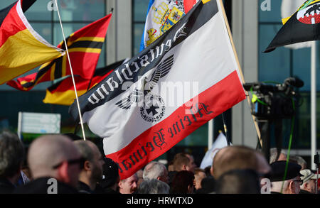 Berlin, Deutschland. 4. März 2017. Rechtsextremisten sammeln für eine Demonstration unter dem Motto "Merkel Muss Weg" ("Merkel muss gehen") in Berlin, Deutschland, 4. März 2017. Foto: Maurizio Gambarini/Dpa/Alamy Live News Stockfoto