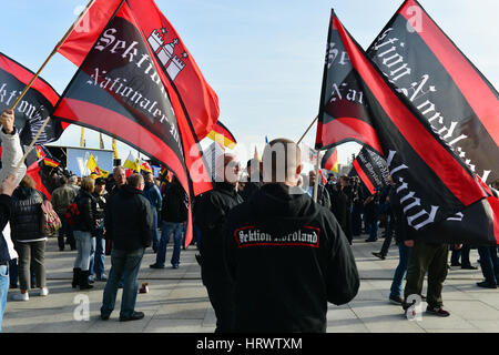 Berlin, Deutschland. 4. März 2017. Rechtsextremisten sammeln für eine Demonstration unter dem Motto "Merkel Muss Weg" ("Merkel muss gehen") in Berlin, Deutschland, 4. März 2017. Foto: Maurizio Gambarini/Dpa/Alamy Live News Stockfoto