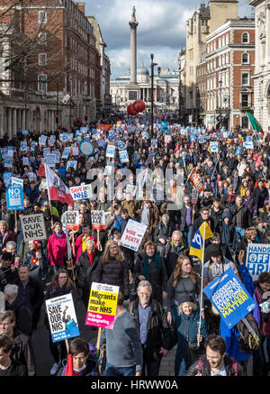 London, UK. 4. März 2017. Tausende marschieren durch die Londoner für die nationale Demonstration der NHS © Guy Corbishley/Alamy Live News zu verteidigen Stockfoto