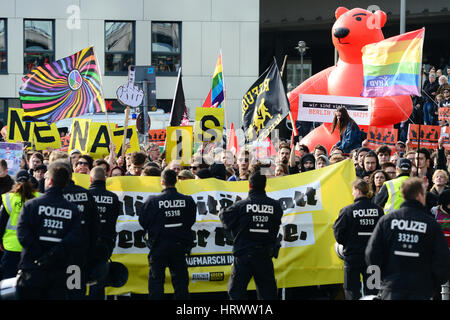 Berlin, Deutschland. 4. März 2017. Antifaschisten protestieren gegen einen extremistischen Rechten-Demonstration gegen Angela Merkel in Berlin, Deutschland, 4. März 2017. Foto: Maurizio Gambarini/Dpa/Alamy Live News Stockfoto