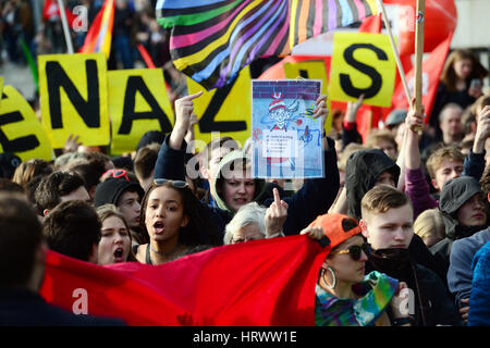 Berlin, Deutschland. 4. März 2017. Antifaschisten protestieren gegen einen extremistischen Rechten-Demonstration gegen Angela Merkel in Berlin, Deutschland, 4. März 2017. Foto: Maurizio Gambarini/Dpa/Alamy Live News Stockfoto