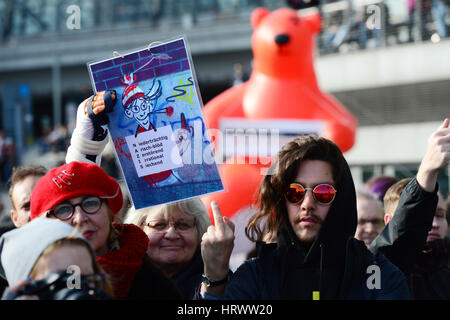 Berlin, Deutschland. 4. März 2017. Antifaschisten protestieren gegen einen extremistischen Rechten-Demonstration gegen Angela Merkel in Berlin, Deutschland, 4. März 2017. Foto: Maurizio Gambarini/Dpa/Alamy Live News Stockfoto