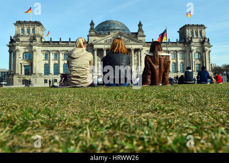 Berlin, Deutschland. 4. März 2017. Einheimische genießen das frühlingshafte Wetter in Berlin, Deutschland, 4. März 2017. Foto: Maurizio Gambarini/Dpa/Alamy Live News Stockfoto