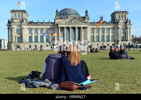 Berlin, Deutschland. 4. März 2017. Einheimische genießen das frühlingshafte Wetter in Berlin, Deutschland, 4. März 2017. Foto: Maurizio Gambarini/Dpa/Alamy Live News Stockfoto