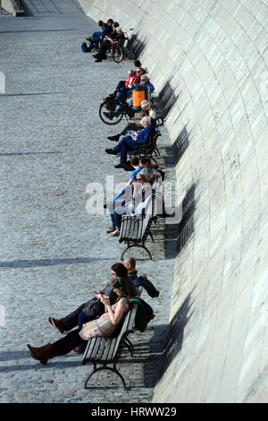 Berlin, Deutschland. 4. März 2017. Einheimische genießen das frühlingshafte Wetter in Berlin, Deutschland, 4. März 2017. Foto: Maurizio Gambarini/Dpa/Alamy Live News Stockfoto