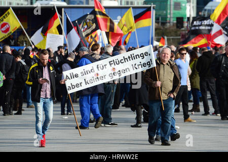 Berlin, Deutschland. 4. März 2017. Rechtsextremisten sammeln für eine Demonstration unter dem Motto "Merkel Muss Weg" ("Merkel muss gehen") in Berlin, Deutschland, 4. März 2017. Foto: Maurizio Gambarini/Dpa/Alamy Live News Stockfoto