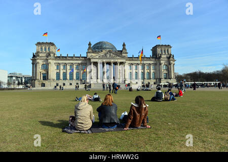 Berlin, Deutschland. 4. März 2017. Einheimische genießen das frühlingshafte Wetter in Berlin, Deutschland, 4. März 2017. Foto: Maurizio Gambarini/Dpa/Alamy Live News Stockfoto