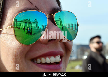 Berlin, Deutschland. 4. März 2017. Einheimische genießen das frühlingshafte Wetter in Berlin, Deutschland, 4. März 2017. Foto: Maurizio Gambarini/Dpa/Alamy Live News Stockfoto