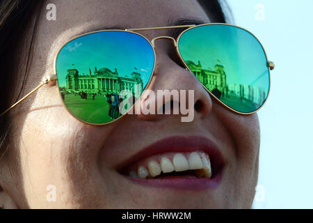 Berlin, Deutschland. 4. März 2017. Einheimische genießen das frühlingshafte Wetter in Berlin, Deutschland, 4. März 2017. Foto: Maurizio Gambarini/Dpa/Alamy Live News Stockfoto