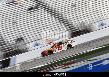 Hampton, Georgia, USA. 3. März 2017. 3. März 2017 - Hampton, Georgia, USA: Daniel Suarez (19) braucht, um die Strecke zu üben für die Falten der Ehre QuikTrip 500 auf dem Atlanta Motor Speedway in Hampton, Georgia. Bildnachweis: Justin R. Noe Asp Inc/ASP/ZUMA Draht/Alamy Live-Nachrichten Stockfoto