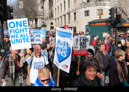 London, UK, 4. März 2017.Thousands März durch die Londoner zur Unterstützung des NHS. © Brian Minkoff/Alamy Live-Nachrichten Stockfoto