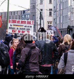 Deutschland, Berlin, Mitte, 4. März 2017, Merkel muss gehen Rallye. Bei Rosenthalerplatz Riot Polizei stürzte ein Sit-in aufzubrechen und die Parade war booed durch Anwohner. Anhänger der extremen Rechten hatte heute am Hauptbahnhof (Hauptbahnhof) versammelt und marschierten durch Berlin in Richtung Alexanderplatz in einem Anti-Merkel-Protest unter dem Motto "Wir für Berlin, wir für Deutschland" (Wir Für Berlin - Wir Für Deutschland). Eden Breitz/Alamy Live-Nachrichten Stockfoto