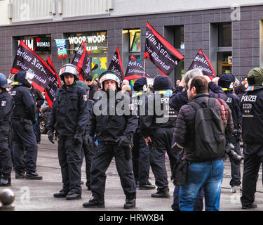 Deutschland, Berlin, Mitte, 4. März 2017, Merkel muss gehen Rallye. Bei Rosenthalerplatz Riot Polizei stürzte ein Sit-in aufzubrechen und die Parade war booed durch Anwohner. Anhänger der extremen Rechten hatte heute am Hauptbahnhof (Hauptbahnhof) versammelt und marschierten durch Berlin in Richtung Alexanderplatz in einem Anti-Merkel-Protest unter dem Motto "Wir für Berlin, wir für Deutschland" (Wir Für Berlin - Wir Für Deutschland). Eden Breitz/Alamy Live-Nachrichten Stockfoto