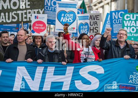 London, UK. 4. März 2017. John McDonnell, Schatten-Kanzler verbindet Gewerkschaftsführer an der Vorderseite des Marsches - eine Demonstration gegen die Kürzungen und mögliche Privatisierung des NHS startet am Tavistock Square und Köpfe für Parliament Square. Der Marsch wurde von der Versammlung der Völker organisiert und unterstützt von den meisten großen Gewerkschaften und der Labour Party. London-4. März 2017-Credit: Guy Bell/Alamy Live-Nachrichten Stockfoto