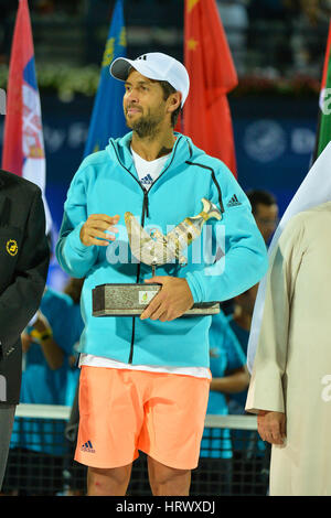 Dubai, Vereinigte Arabische Emirate. 4. März 2017. Dubai, Vereinigte Arabische Emirate. 4. März 2017. Spaniens Fernando Verdasco feiert mit seinen Zweitplatzierten Trophäe nach dem Dubai Duty Free Tennis Championships Finale. Verdasco verloren Großbritanniens Andy Murray 3-6 2-6 Credit: Feroz Khan/Alamy Live News Stockfoto