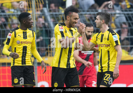 Dortmund, Deutschland. 4. März 2017. Dortmunder Pierre-Emerick Aubameyang (M) feiert sein Tor 3:1 mit Ousmane Dembele (l) und Christian Pulisic in der deutschen Bundesliga-Fußballspiel zwischen Borussia Dortmund und Bayer Leverkusen im Signal Iduna Park in Dortmund, Deutschland, 4. März 2017. (EMBARGO Bedingungen - Achtung: aufgrund der Akkreditierungsrichtlinien die DFL nur erlaubt die Veröffentlichung und Nutzung von bis zu 15 Bilder pro Spiel im Internet und in Online-Medien während des Spiels.) Foto: Bernd Thissen/Dpa/Alamy Live News Stockfoto