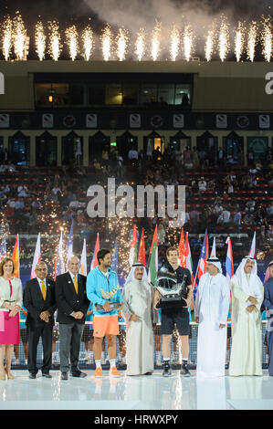 Dubai, Vereinigte Arabische Emirate. 4. März 2017. Großbritanniens Andy Murray und Spaniens Fernando Verdasco feiern mit ihren Trophäen nach Dubai Duty Free Tennis Championships Finale. Murray gewann 6-3 6-2 gewinnen sein erstes ATP-Turnier in Dubai Stockfoto