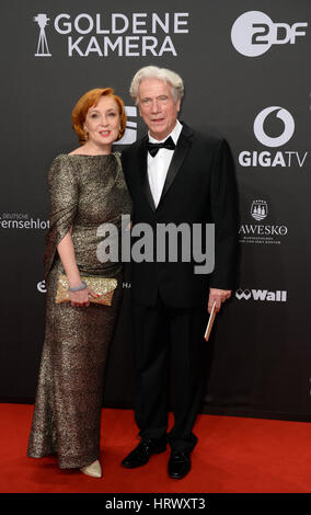 Hamburg, Deutschland. 4. März 2017. Schauspieler Juergen Prochnow und seine Frau Verena kommen bei der 52. Goldene Kamera Film & TV awards 2017 in Hamburg, Deutschland, 4. März 2017. Foto: Daniel Reinhardt/Dpa/Alamy Live News Stockfoto