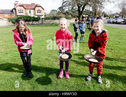 Elstead Road, Elstead. 4. März 2017. Pfannkuchen-Rennen fand heute im Anschluss an Faschingsdienstag Anfang dieser Woche. Pfannkuchen Sie-Rennen in Elstead, in der Nähe von Godalming, Surrey. Bildnachweis: James Jagger/Alamy Live News Stockfoto