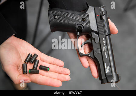 Nürnberg, Deutschland. 3. März 2017. Eine 9mm Alarm Pistole auf der IWA Outdoor Classics Messe für Waffen, Jagd, outdoor und Sicherheit in Nürnberg, Deutschland, 3. März 2017. Foto: Daniel Karmann/Dpa/Alamy Live News Stockfoto