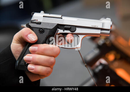 Nürnberg, Deutschland. 3. März 2017. Ein GSG 9mm Alarm-Geschütz auf der IWA Outdoor Classics-Messe für Waffen, Jagd, outdoor und Sicherheit in Nürnberg, Deutschland, 3. März 2017. Foto: Daniel Karmann/Dpa/Alamy Live News Stockfoto