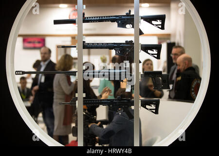 Nürnberg, Deutschland. 3. März 2017. Maschinengewehre auf dem Display auf der IWA Outdoor Classics Messe für Waffen, Jagd, outdoor und Sicherheit in Nürnberg, Deutschland, 3. März 2017. Foto: Daniel Karmann/Dpa/Alamy Live News Stockfoto