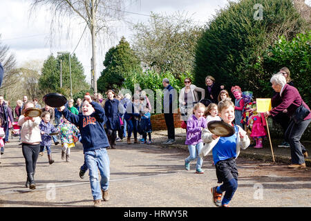 Elstead Road, Elstead. 4. März 2017. Pfannkuchen-Rennen fand heute im Anschluss an Faschingsdienstag Anfang dieser Woche. Pfannkuchen Sie-Rennen in Elstead, in der Nähe von Godalming, Surrey. Bildnachweis: James Jagger/Alamy Live News Stockfoto