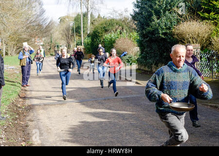 Elstead Road, Elstead. 4. März 2017. Pfannkuchen-Rennen fand heute im Anschluss an Faschingsdienstag Anfang dieser Woche. Pfannkuchen Sie-Rennen in Elstead, in der Nähe von Godalming, Surrey. Bildnachweis: James Jagger/Alamy Live News Stockfoto