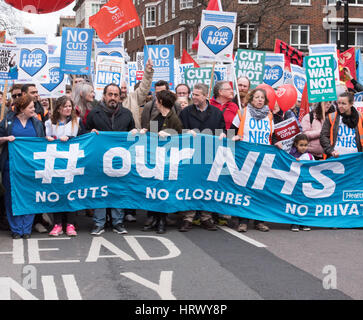 London, UK. 4. März 2017, Mass rally und marschieren zur Unterstützung des NHS in London Credit: Ian Davidson/Alamy Live News Stockfoto